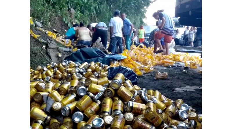 Caminhão com latas de cerveja tomba em serra e moradores tentam saquear parte da carga